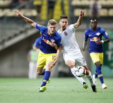 Luhansk - RB Leipzig Fussball Euro League Quali Saporoschje Ukraine, 23.08.2018, Slawutytsch-Arena, Fussball, Qualifikation zur UEFA Europa League, Playoff - HIN , FK Sorja Luhansk (UKR) vs. RB Leipzig (GER) , Im Bild v.l.: Timo Werner (11, RB Leipzig) und Oleksandr Tymchyk (18, Luhansk). ,