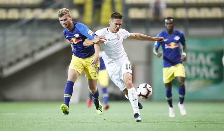 Luhansk - RB Leipzig Fussball Euro League Quali Saporoschje Ukraine, 23.08.2018, Slawutytsch-Arena, Fussball, Qualifikation zur UEFA Europa League, Playoff - HIN , FK Sorja Luhansk (UKR) vs. RB Leipzig (GER) , Im Bild v.l.: Timo Werner (11, RB Leipzig) und Oleksandr Tymchyk (18, Luhansk). ,