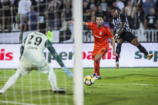 Sport Themen der Woche KW34 Sport Bilder des Tages 23rd August 2018, Partizan Stadium, Belgrade, Serbia; UEFA Europa League qualification 1st leg, Partizan versus Besiktas; Ricardo of Partizan shoots on goal and sees the shot saved by Besiktas keeper Zengin  ActionPlus12057533 NikolaxKrstic
