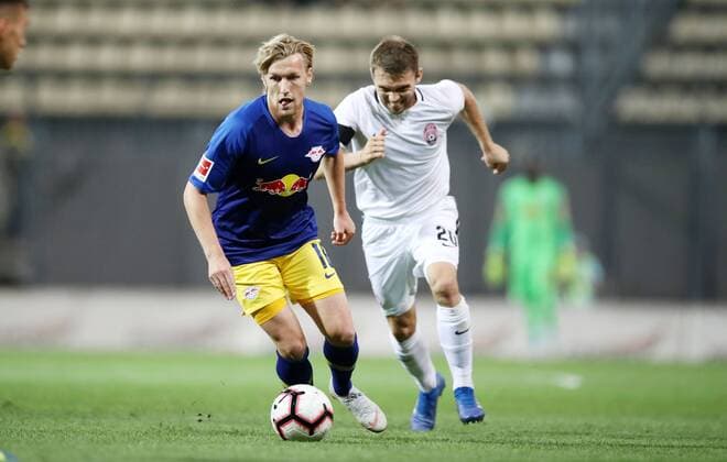 Luhansk - RB Leipzig Fussball Euro League Quali Saporoschje Ukraine, 23.08.2018, Slawutytsch-Arena, Fussball, Qualifikation zur UEFA Europa League, Playoff - HIN , FK Sorja Luhansk (UKR) vs. RB Leipzig (GER) , Im Bild v.l.: Emil Forsberg (10, RB Leipzig) und Oleksandr Karavaev (20, Luhansk). ,
