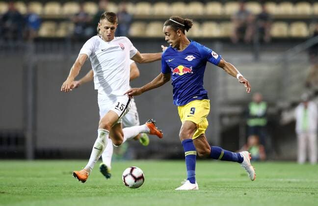 Luhansk - RB Leipzig Fussball Euro League Quali Saporoschje Ukraine, 23.08.2018, Slawutytsch-Arena, Fussball, Qualifikation zur UEFA Europa League, Playoff - HIN , FK Sorja Luhansk (UKR) vs. RB Leipzig (GER) , Im Bild v.l.: Vitali Vernydub (15, Luhansk) und Yussuf Poulsen (9, RB Leipzig). ,