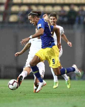 Luhansk - RB Leipzig Fussball Euro League Quali Saporoschje Ukraine, 23.08.2018, Slawutytsch-Arena, Fussball, Qualifikation zur UEFA Europa League, Playoff - HIN , FK Sorja Luhansk (UKR) vs. RB Leipzig (GER) , Im Bild: Yussuf Poulsen (vorn, 9, RB Leipzig) wird von Vitali Vernydub (15, Luhansk) attackiert. ,