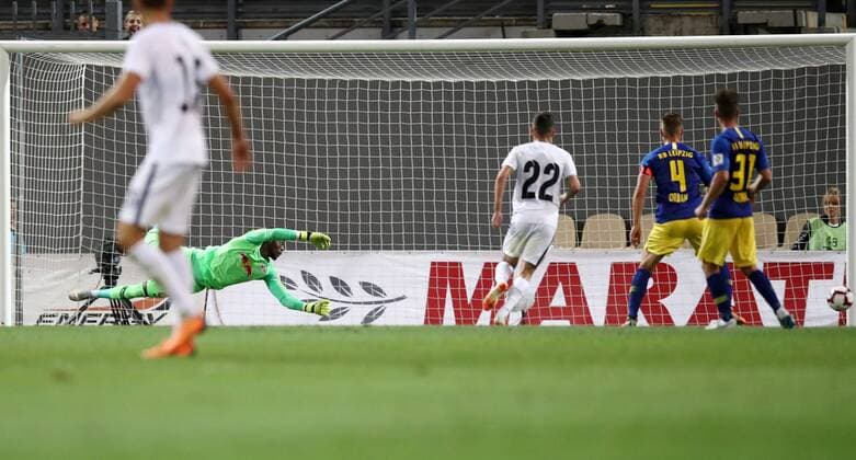 Luhansk - RB Leipzig Fussball Euro League Quali Saporoschje Ukraine, 23.08.2018, Slawutytsch-Arena, Fussball, Qualifikation zur UEFA Europa League, Playoff - HIN , FK Sorja Luhansk (UKR) vs. RB Leipzig (GER) , Im Bild: Glück für Torwart Yvon Mvogo (28, RB Leipzig), dieser Schuss verfehlte knapp das leipziger Tor. ,