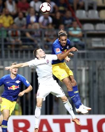 Luhansk - RB Leipzig Fussball Euro League Quali Saporoschje Ukraine, 23.08.2018, Slawutytsch-Arena, Fussball, Qualifikation zur UEFA Europa League, Playoff - HIN , FK Sorja Luhansk (UKR) vs. RB Leipzig (GER) , Im Bild v.l.: Bogdan Mykhaylychenko (14, Luhansk) und Yussuf Poulsen (9, RB Leipzig). ,