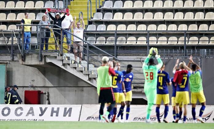 Luhansk - RB Leipzig Fussball Euro League Quali Saporoschje Ukraine, 23.08.2018, Slawutytsch-Arena, Fussball, Qualifikation zur UEFA Europa League, Playoff - HIN , FK Sorja Luhansk (UKR) vs. RB Leipzig (GER) 0:0 , Im Bild: Leipzigs Spieler bedanken sich bei den mitgereisten RB Fans. ,