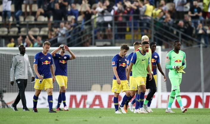 Luhansk - RB Leipzig Fussball Euro League Quali Saporoschje Ukraine, 23.08.2018, Slawutytsch-Arena, Fussball, Qualifikation zur UEFA Europa League, Playoff - HIN , FK Sorja Luhansk (UKR) vs. RB Leipzig (GER) 0:0 , Im Bild: Leipzigs Mannschaft nach Abpfiff. ,