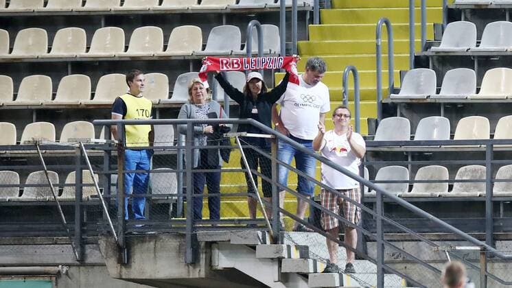 Luhansk - RB Leipzig Fussball Euro League Quali Saporoschje Ukraine, 23.08.2018, Slawutytsch-Arena, Fussball, Qualifikation zur UEFA Europa League, Playoff - HIN , FK Sorja Luhansk (UKR) vs. RB Leipzig (GER) 0:0 , Im Bild: Fans von RB Leipzig. ,