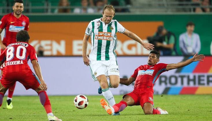 SOCCER - EL, qualification, Rapid vs Steaua VIENNA,AUSTRIA,23.AUG.18 - SOCCER - UEFA Europa League, qualification, play off, SK Rapid Wien vs Steaua Bukarest. Image shows Mario Sonnleitner (Rapid) and Florinel Coman (Steaua). Keywords: Wien Energie. GEPAxpictures xPhilippxBrem