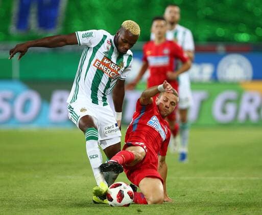 23.08.2018, Allianz Stadion, Wien, AUT, UEFA EL, SK Rapid Wien vs Steaua Bukarest, Qualifikation, Play Off Hinspiel, im Bild Boli Bolingoli Mbombo (SK Rapid Wien) und Mihai Roman (FCSB) during the UEFA Europa League qualifier play off, 1st leg match between SK Rapid Vienna and Steaua Bukarestat at the Allianz Arena, Vienna, Austria on 2018 08 23. EXPA Pictures 2018, PhotoCredit: EXPA Thomas Haumer Wien