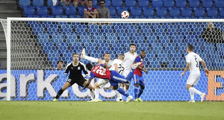 23.08.2018 Basel St,Jakob Park Fussball Herren ,Saison 2018 2019 Europa League Qualifikation FC Basel - Apollon Limasson FC. Im Bild : Eder Balanta (FC Basel) vor Torhueter Buno Vale (Limassol) Aktion Einzelbild