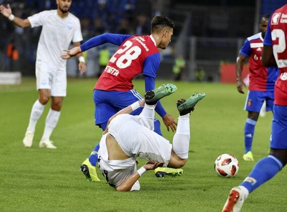 23.08.2018 Basel St,Jakob Park Fussball Herren ,Saison 2018 2019 Europa League Qualifikation FC Basel - Apollon Limasson FC. Im Bild : Yuste Hector (Limassol) am Boden,28 Raoul Petretta (FC Basedl) Aktion Einzelbild