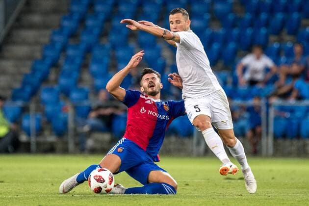 Fussball Europa League - Play-offs - 18 19 - FC Basel 1893 - Apollon Limassol - 23-08-2018 Albian Ajeti (FCB 22) im Zweikampf mit Esteban Sachetti (Apollon Limassol 5), beim Europa League - Play-off-Spiel zwischen dem FC Basel 1893 und Apollon Limassol, am Donnerstag, den 23. August 2018 im St. Jakob-Park in Basel. (
