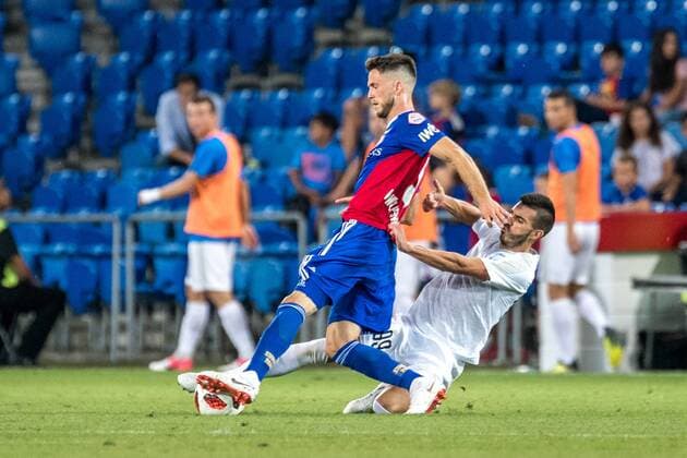 Fussball Europa League - Play-offs - 18 19 - FC Basel 1893 - Apollon Limassol - 23-08-2018 Ricky van Wolfswinkel (FCB 9) im Zweikampf mit Anton Maglica (Apollon Limassol 99), beim Europa League - Play-off-Spiel zwischen dem FC Basel 1893 und Apollon Limassol, am Donnerstag, den 23. August 2018 im St. Jakob-Park in Basel. (