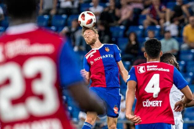 Fussball Europa League - Play-offs - 18 19 - FC Basel 1893 - Apollon Limassol - 23-08-2018 Silvan Widmer (FCB 5) beim Kopfball, beim Europa League - Play-off-Spiel zwischen dem FC Basel 1893 und Apollon Limassol, am Donnerstag, den 23. August 2018 im St. Jakob-Park in Basel. (
