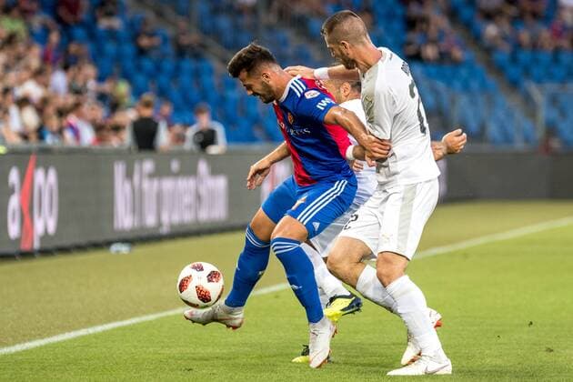 Fussball Europa League - Play-offs - 18 19 - FC Basel 1893 - Apollon Limassol - 23-08-2018 Albian Ajeti (FCB 22) im Zweikampf mit Valentin Roberge (Apollon Limassol 22), beim Europa League - Play-off-Spiel zwischen dem FC Basel 1893 und Apollon Limassol, am Donnerstag, den 23. August 2018 im St. Jakob-Park in Basel. (