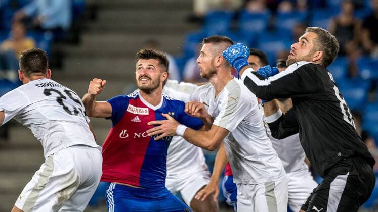 Fussball Europa League - Play-offs - 18 19 - FC Basel 1893 - Apollon Limassol - 23-08-2018 Bruno Vale (Apollon Limassol 83) beobachtet den Ball, beim Europa League - Play-off-Spiel zwischen dem FC Basel 1893 und Apollon Limassol, am Donnerstag, den 23. August 2018 im St. Jakob-Park in Basel. (
