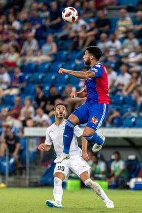 Fussball Europa League - Play-offs - 18 19 - FC Basel 1893 - Apollon Limassol - 23-08-2018 Eray Ervin Cuemart (FCB 4) beim Kopfball, beim Europa League - Play-off-Spiel zwischen dem FC Basel 1893 und Apollon Limassol, am Donnerstag, den 23. August 2018 im St. Jakob-Park in Basel. (