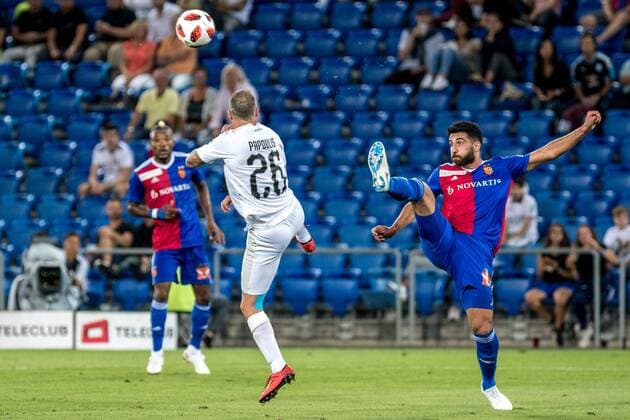 Fussball Europa League - Play-offs - 18 19 - FC Basel 1893 - Apollon Limassol - 23-08-2018 Fotios Papoulis (Apollon Limassol 26) beim Kopfball, beim Europa League - Play-off-Spiel zwischen dem FC Basel 1893 und Apollon Limassol, am Donnerstag, den 23. August 2018 im St. Jakob-Park in Basel. (
