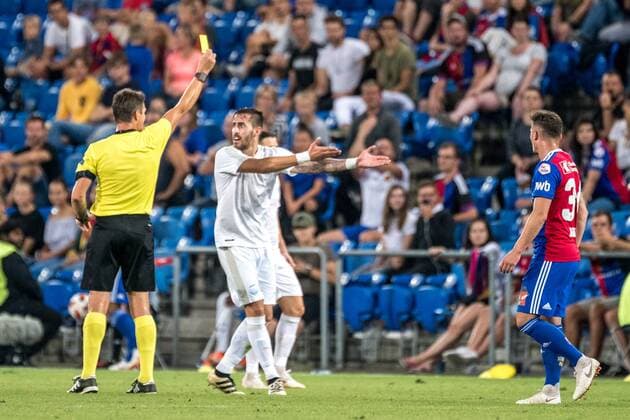 Fussball Europa League - Play-offs - 18 19 - FC Basel 1893 - Apollon Limassol - 23-08-2018 Gelbe Karte fuer Charalampos Kyriakou (Apollon Limassol 25), beim Europa League - Play-off-Spiel zwischen dem FC Basel 1893 und Apollon Limassol, am Donnerstag, den 23. August 2018 im St. Jakob-Park in Basel. (