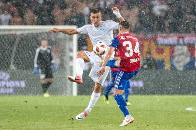 Sport Bilder des Tages Fussball Europa League - Play-offs - 18 19 - FC Basel 1893 - Apollon Limassol - 23-08-2018 Taulant Xhaka (FCB 34) im Zweikampf mit Sasa Markovic (Apollon Limassol 10), beim Europa League - Play-off-Spiel zwischen dem FC Basel 1893 und Apollon Limassol, am Donnerstag, den 23. August 2018 im St. Jakob-Park in Basel. (