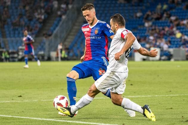 Fussball Europa League - Play-offs - 18 19 - FC Basel 1893 - Apollon Limassol - 23-08-2018 Ricky van Wolfswinkel (FCB 9) im Zweikampf mit Georgios Vasileiou (Apollon Limassol 88), beim Europa League - Play-off-Spiel zwischen dem FC Basel 1893 und Apollon Limassol, am Donnerstag, den 23. August 2018 im St. Jakob-Park in Basel. (