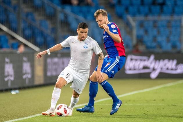 Fussball Europa League - Play-offs - 18 19 - FC Basel 1893 - Apollon Limassol - 23-08-2018 Esteban Sachetti (Apollon Limassol 5) im Zweikampf mit Silvan Widmer (FCB 5), beim Europa League - Play-off-Spiel zwischen dem FC Basel 1893 und Apollon Limassol, am Donnerstag, den 23. August 2018 im St. Jakob-Park in Basel. (