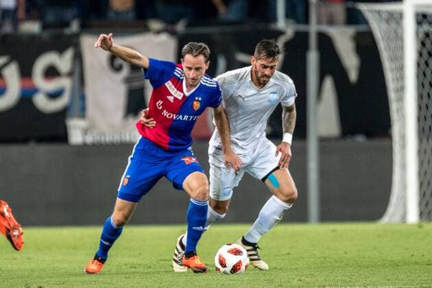 Fussball Europa League - Play-offs - 18 19 - FC Basel 1893 - Apollon Limassol - 23-08-2018 Luca Zuffi (FCB 7) im Zweikampf mit Charalampos Kyriakou (Apollon Limassol 25), beim Europa League - Play-off-Spiel zwischen dem FC Basel 1893 und Apollon Limassol, am Donnerstag, den 23. August 2018 im St. Jakob-Park in Basel. (