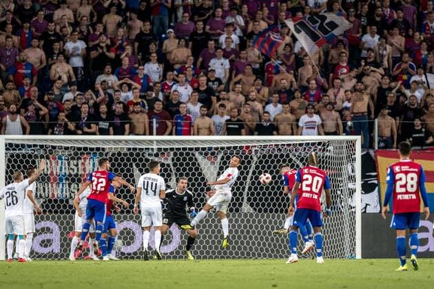 Fussball Europa League - Play-offs - 18 19 - FC Basel 1893 - Apollon Limassol - 23-08-2018 Ricky van Wolfswinkel (FCB 9) mit dem Kopfballtor zum 2:2 Ausgleich, beim Europa League - Play-off-Spiel zwischen dem FC Basel 1893 und Apollon Limassol, am Donnerstag, den 23. August 2018 im St. Jakob-Park in Basel. (