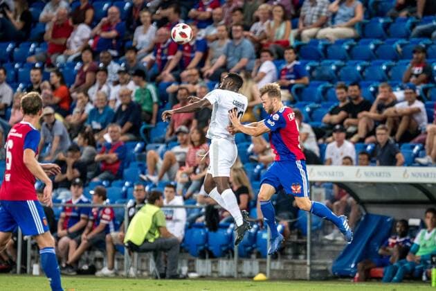Fussball Europa League - Play-offs - 18 19 - FC Basel 1893 - Apollon Limassol - 23-08-2018 Silvan Widmer (FCB 5) beim Kopfduell mit Mustapha Carayol (Apollon Limassol 19), beim Europa League - Play-off-Spiel zwischen dem FC Basel 1893 und Apollon Limassol, am Donnerstag, den 23. August 2018 im St. Jakob-Park in Basel. (