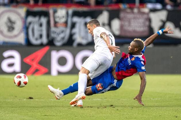 Fussball Europa League - Play-offs - 18 19 - FC Basel 1893 - Apollon Limassol - 23-08-2018 Geoffroy Serey Die (FCB 20) im Zweikampf mit Esteban Sachetti (Apollon Limassol 5), beim Europa League - Play-off-Spiel zwischen dem FC Basel 1893 und Apollon Limassol, am Donnerstag, den 23. August 2018 im St. Jakob-Park in Basel. (