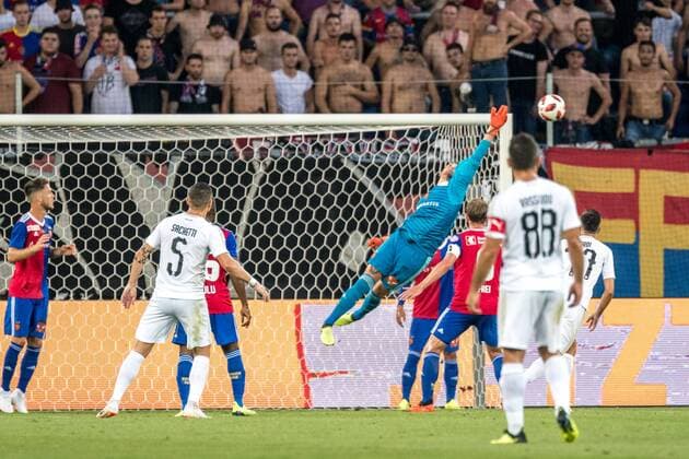 Fussball Europa League - Play-offs - 18 19 - FC Basel 1893 - Apollon Limassol - 23-08-2018 Martin Hansen (FCB 35) streckt sich nach dem Ball, beim Europa League - Play-off-Spiel zwischen dem FC Basel 1893 und Apollon Limassol, am Donnerstag, den 23. August 2018 im St. Jakob-Park in Basel. (