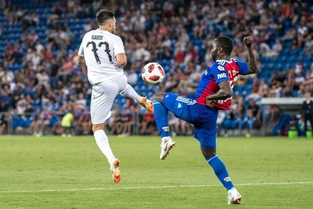 Fussball Europa League - Play-offs - 18 19 - FC Basel 1893 - Apollon Limassol - 23-08-2018 Eder Balanta (FCB 23) im Zweikampf mit Adrian Sardinero (Apollon Limassol 77), beim Europa League - Play-off-Spiel zwischen dem FC Basel 1893 und Apollon Limassol, am Donnerstag, den 23. August 2018 im St. Jakob-Park in Basel. (