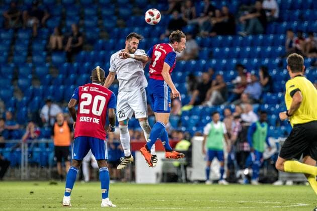 Fussball Europa League - Play-offs - 18 19 - FC Basel 1893 - Apollon Limassol - 23-08-2018 Charalampos Kyriakou (Apollon Limassol 25) beim Kopfduell mit Luca Zuffi (FCB 7), beim Europa League - Play-off-Spiel zwischen dem FC Basel 1893 und Apollon Limassol, am Donnerstag, den 23. August 2018 im St. Jakob-Park in Basel. (