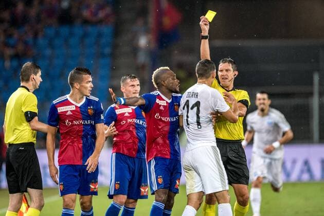 Fussball Europa League - Play-offs - 18 19 - FC Basel 1893 - Apollon Limassol - 23-08-2018 gelbe Karte fuer Emilio Zelaya (Apollon Limassol 11), beim Europa League - Play-off-Spiel zwischen dem FC Basel 1893 und Apollon Limassol, am Donnerstag, den 23. August 2018 im St. Jakob-Park in Basel. (