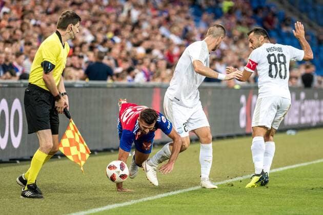 Fussball Europa League - Play-offs - 18 19 - FC Basel 1893 - Apollon Limassol - 23-08-2018 Albian Ajeti (FCB 22) im Zweikampf mit Valentin Roberge (Apollon Limassol 22), beim Europa League - Play-off-Spiel zwischen dem FC Basel 1893 und Apollon Limassol, am Donnerstag, den 23. August 2018 im St. Jakob-Park in Basel. (