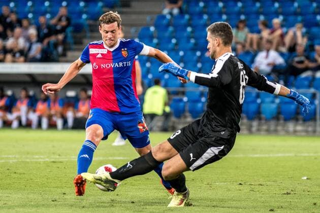 Fussball Europa League - Play-offs - 18 19 - FC Basel 1893 - Apollon Limassol - 23-08-2018 Fabian Frei (FCB 6) im Zweikampf mit Bruno Vale (Apollon Limassol 83), beim Europa League - Play-off-Spiel zwischen dem FC Basel 1893 und Apollon Limassol, am Donnerstag, den 23. August 2018 im St. Jakob-Park in Basel. (