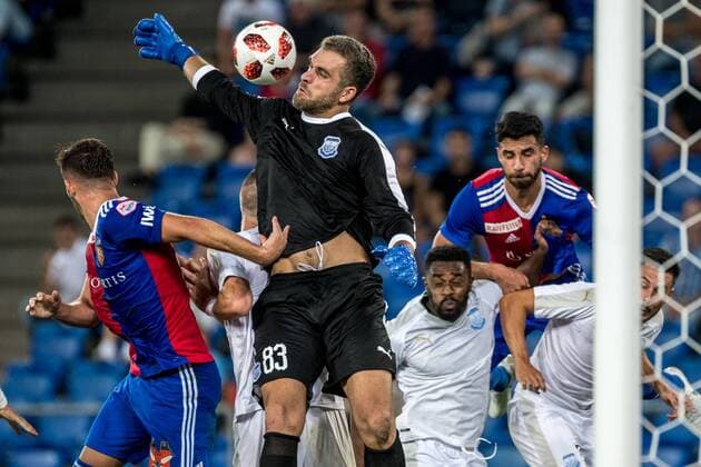 Fussball Europa League - Play-offs - 18 19 - FC Basel 1893 - Apollon Limassol - 23-08-2018 Bruno Vale (Apollon Limassol 83) springt in den Ball, beim Europa League - Play-off-Spiel zwischen dem FC Basel 1893 und Apollon Limassol, am Donnerstag, den 23. August 2018 im St. Jakob-Park in Basel. (
