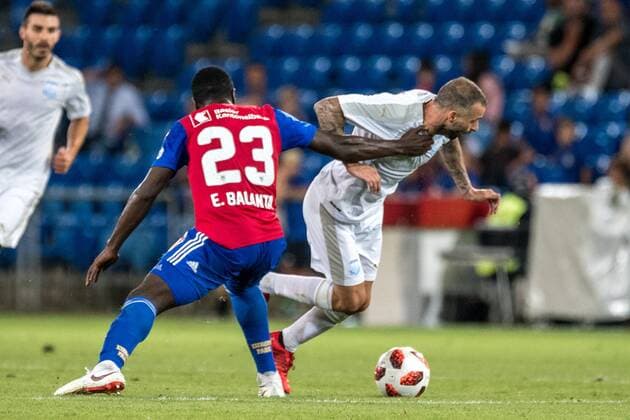 Fussball Europa League - Play-offs - 18 19 - FC Basel 1893 - Apollon Limassol - 23-08-2018 Eder Balanta (FCB 23) im Zweikampf mit Fotios Papoulis (Apollon Limassol 26), beim Europa League - Play-off-Spiel zwischen dem FC Basel 1893 und Apollon Limassol, am Donnerstag, den 23. August 2018 im St. Jakob-Park in Basel. (