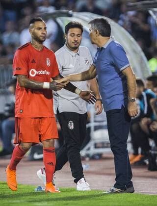 23rd August 2018, Partizan Stadium, Belgrade, Serbia; UEFA Europa League qualification 1st leg, Partizan versus Besiktas; Ricardo Quaresma of Besiktas shakes hands with Head Coach Senol Gunes of Besiktas after his substitution  ActionPlus12057550 NikolaxKrstic