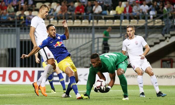 Luhansk - RB Leipzig Fussball Euro League Quali Saporoschje Ukraine, 23.08.2018, Slawutytsch-Arena, Fussball, Qualifikation zur UEFA Europa League, Playoff - HIN , FK Sorja Luhansk (UKR) vs. RB Leipzig (GER) 0:0 , Im Bild v.l.: Matheus Cunha (20, RB Leipzig) und Torwart Luiz Felipe (73, Luhansk) ,