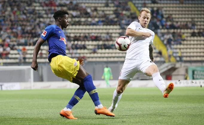 Luhansk - RB Leipzig Fussball Euro League Quali Saporoschje Ukraine, 23.08.2018, Slawutytsch-Arena, Fussball, Qualifikation zur UEFA Europa League, Playoff - HIN , FK Sorja Luhansk (UKR) vs. RB Leipzig (GER) 0:0 , Im Bild v.l.: Nordi Mukiele (22, RB Leipzig) und Dmytro Kohomchenovsky (10, Luhansk) ,