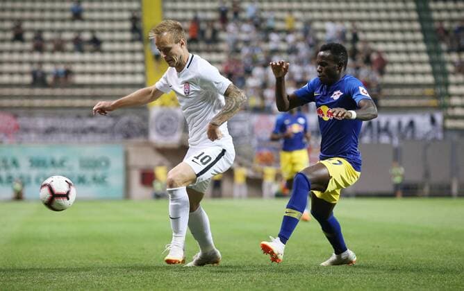 Luhansk - RB Leipzig Fussball Euro League Quali Saporoschje Ukraine, 23.08.2018, Slawutytsch-Arena, Fussball, Qualifikation zur UEFA Europa League, Playoff - HIN , FK Sorja Luhansk (UKR) vs. RB Leipzig (GER) 0:0 , Im Bild v.l.: Dmytro Kohomchenovsky (10, Luhansk) und Bruma (17, RB Leipzig). ,