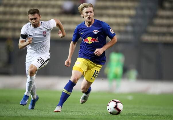 Luhansk - RB Leipzig Fussball Euro League Quali Saporoschje Ukraine, 23.08.2018, Slawutytsch-Arena, Fussball, Qualifikation zur UEFA Europa League, Playoff - HIN , FK Sorja Luhansk (UKR) vs. RB Leipzig (GER) 0:0 , Im Bild v.l.: Oleksandr Karavaev (20, Luhansk) und Emil Forsberg (10, RB Leipzig). ,