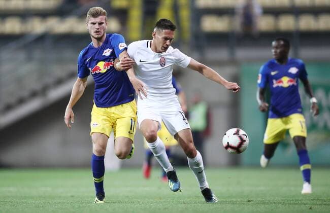 Luhansk - RB Leipzig Fussball Euro League Quali Saporoschje Ukraine, 23.08.2018, Slawutytsch-Arena, Fussball, Qualifikation zur UEFA Europa League, Playoff - HIN , FK Sorja Luhansk (UKR) vs. RB Leipzig (GER) 0:0 , Im Bild v.l.: Timo Werner (11, RB Leipzig) und Oleksandr Tymchyk (18, Luhansk). ,