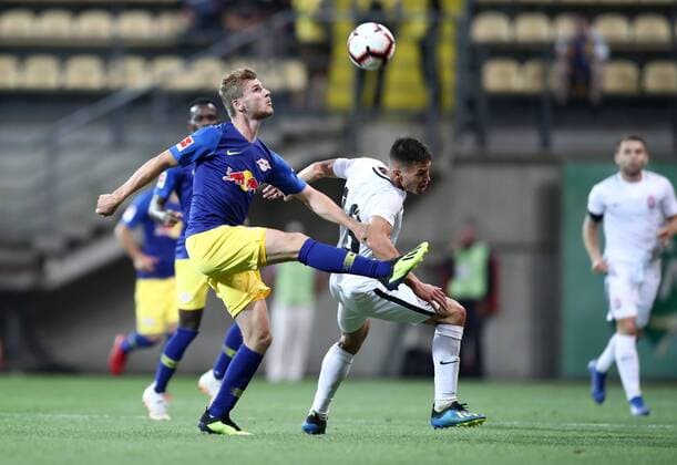 Luhansk - RB Leipzig Fussball Euro League Quali Saporoschje Ukraine, 23.08.2018, Slawutytsch-Arena, Fussball, Qualifikation zur UEFA Europa League, Playoff - HIN , FK Sorja Luhansk (UKR) vs. RB Leipzig (GER) 0:0 , Im Bild v.l.: Timo Werner (11, RB Leipzig) und Oleksandr Tymchyk (18, Luhansk). ,