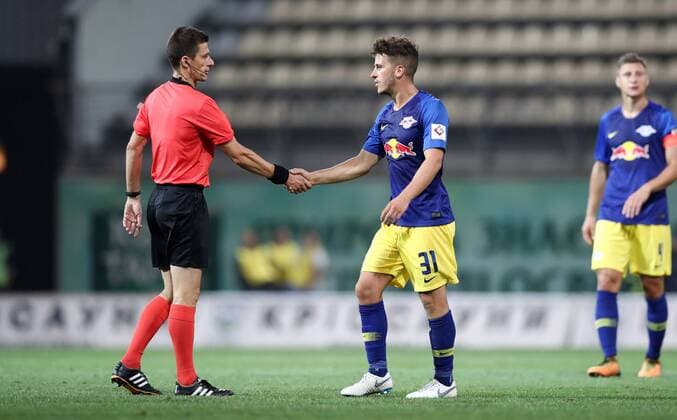 Luhansk - RB Leipzig Fussball Euro League Quali Saporoschje Ukraine, 23.08.2018, Slawutytsch-Arena, Fussball, Qualifikation zur UEFA Europa League, Playoff - HIN , FK Sorja Luhansk (UKR) vs. RB Leipzig (GER) 0:0 , Im Bild v.l.: Schiedsrichter Benoit Bastien (FRA) und Diego Demme (31, RB Leipzig). ,