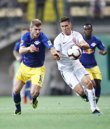 Luhansk - RB Leipzig Fussball Euro League Quali Saporoschje Ukraine, 23.08.2018, Slawutytsch-Arena, Fussball, Qualifikation zur UEFA Europa League, Playoff - HIN , FK Sorja Luhansk (UKR) vs. RB Leipzig (GER) 0:0 , Im Bild v.l.: Timo Werner (11, RB Leipzig) und Oleksandr Tymchyk (18, Luhansk). ,