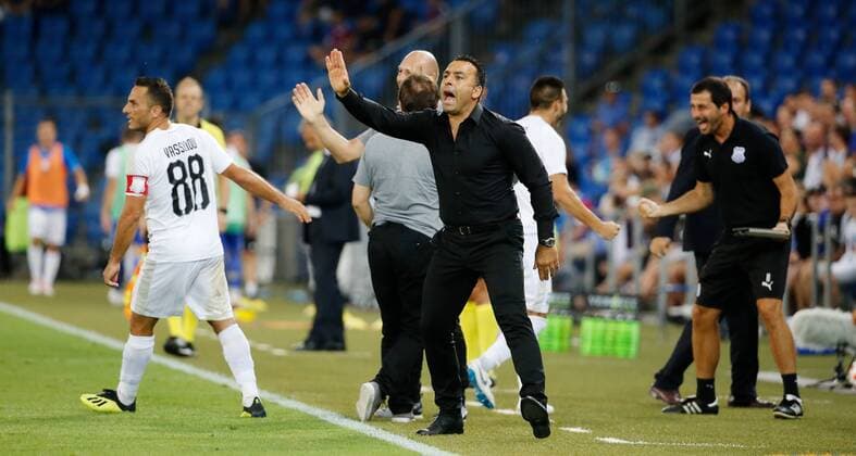 23.08.2018 St Jakob Park Basel , SCHWEIZ , Saison 2018 2019 Herren Fussball Europa League Qualifikation Hinspiel FC Basel - Apollon Limassol Trainer Sofronis Avgousti (Limassol)