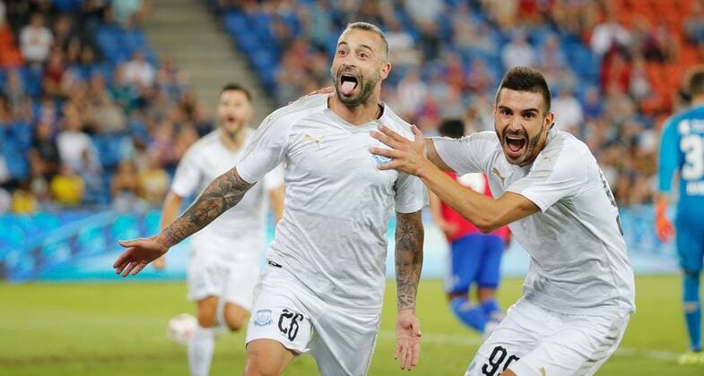 Sport Bilder des Tages 23.08.2018 St Jakob Park Basel , SCHWEIZ , Saison 2018 2019 Herren Fussball UEFA Europa League Qualifikation Hinspiel FC Basel - Apollon Limassol TORJUBEL Fotis Papoulis - Anton Maglica (Limassol) beim Treffer zum 1:2