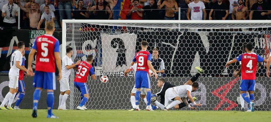 23.08.2018 St Jakob Park Basel , SCHWEIZ , Saison 2018 2019 Herren Fussball UEFA Europa League Qualifikation Hinspiel FC Basel - Apollon Limassol TOR Ricky van Wolfswinkel (FC Basel) zum 2:2 Ausgleich . Torwart Bruno Vale (Limassol)